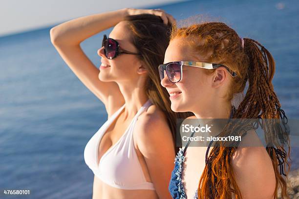 Zwei Junge Mädchen In Sonnenbrille Sonnenbaden Am Strand Stockfoto und mehr Bilder von Attraktive Frau