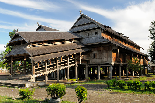 Wooden palacio del sultán en la ciudad en Indonesia Sumbawa photo
