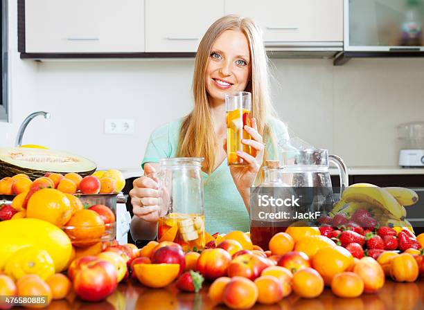 여자 신선한 과일 음료 30-39세에 대한 스톡 사진 및 기타 이미지 - 30-39세, 가정 생활, 가정 주방