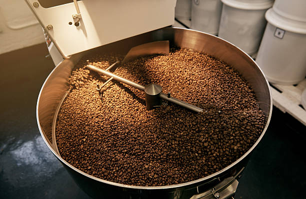 arrostito alla perfezione - roasted machine bean mixing foto e immagini stock