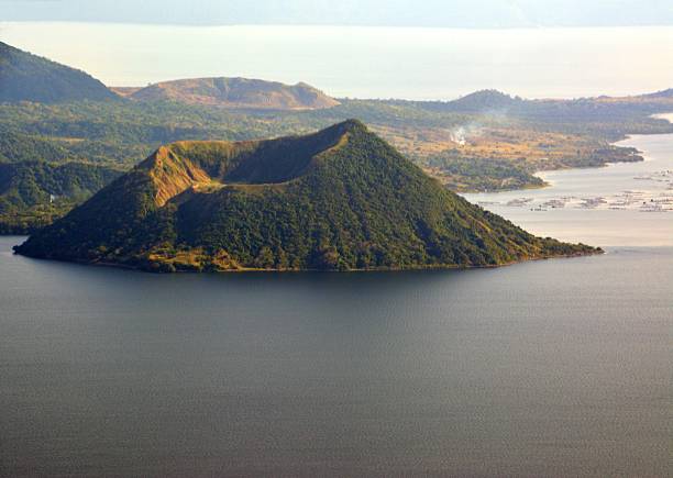 lago taal paisaje y monte binintiang malaki, luzon filipinas - crater rim fotografías e imágenes de stock