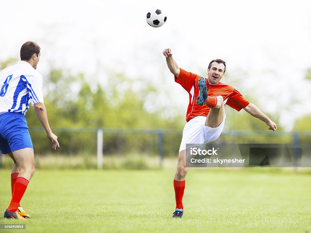 Dois jogadores de futebol. - Foto de stock de 30 Anos royalty-free