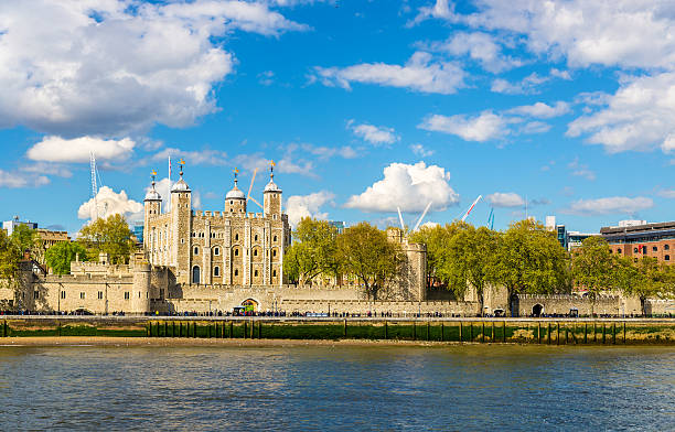 the tower of london, przy brzegu tamizy - arsenal zdjęcia i obrazy z banku zdjęć
