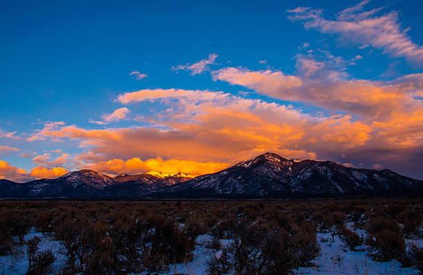 taos, new mexico, das sangre de cristo sonnenuntergang of a lifetime - taos stock-fotos und bilder