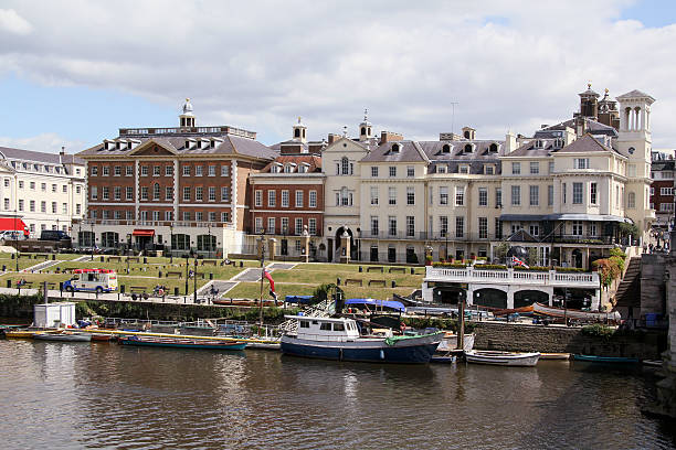 richmond riverside no sol - richmond upon thames - fotografias e filmes do acervo