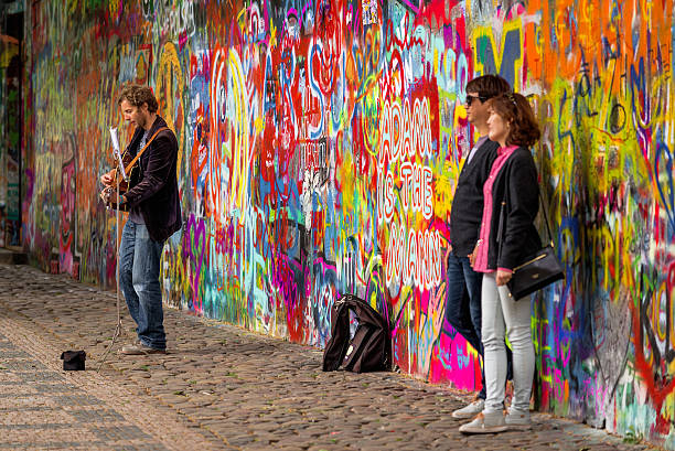 calle de praga busker realiza de los beatles, john lennon canciones en pared - graffiti men wall street art fotografías e imágenes de stock