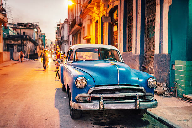 vieille voiture américaine sur streetat coucher du soleil, cuba - taxi retro revival havana car photos et images de collection