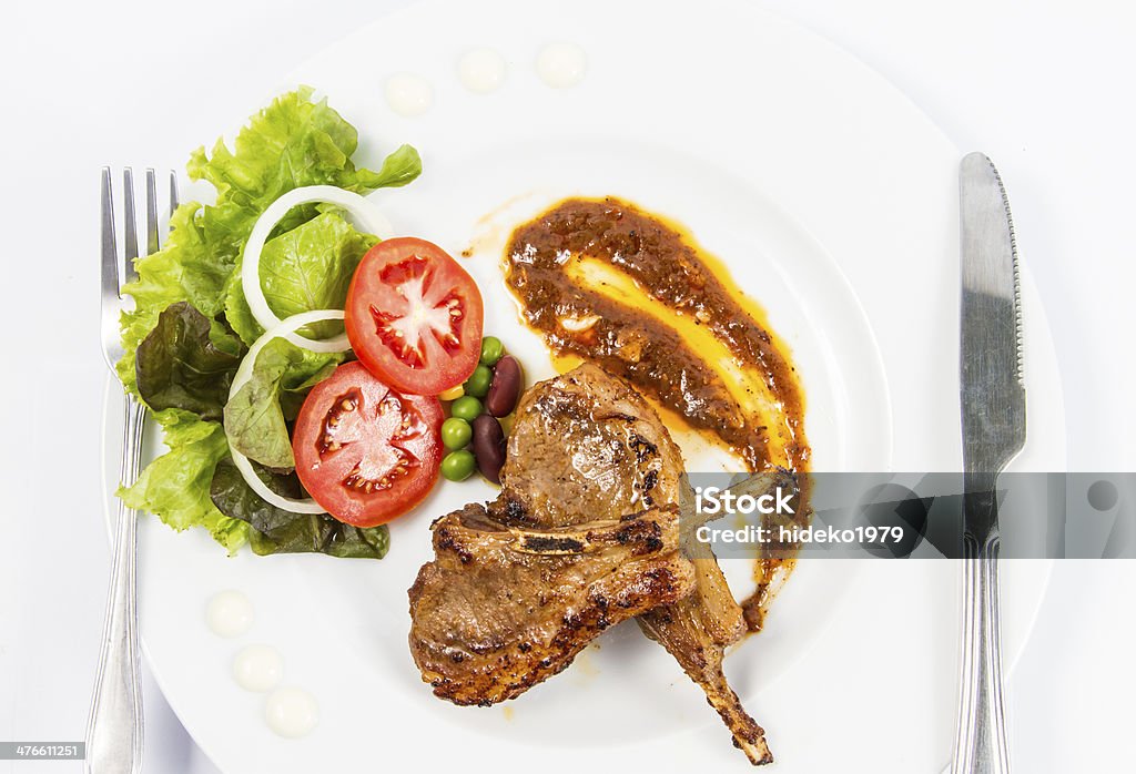 Costillas de cordero a la parrilla con verduras - Foto de stock de Ajo libre de derechos