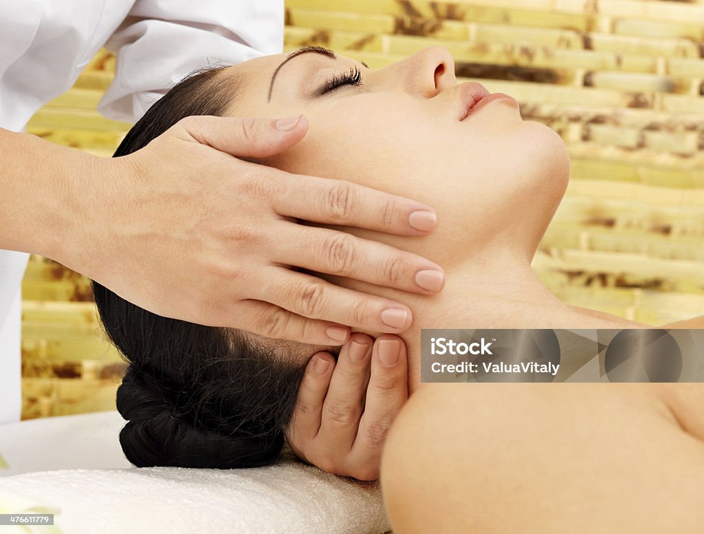 Женщина, имеющие массаж в спа-салоне с - Стоковые фото Альтернативная терапия роялти-фри
