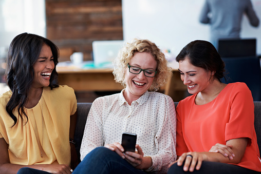 Cropped shot of three businesswomen laughing while looking at a cellphonehttp://195.154.178.81/DATA/i_collage/pu/shoots/804606.jpg