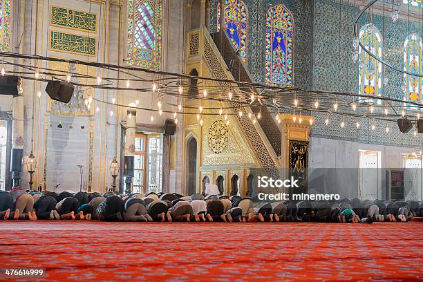 Musulmani Di Pregare Da - Fotografie stock e altre immagini di Ṣalāt - Ṣalāt, Moschea, Moschea Blu - Istanbul