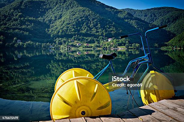 Acqua Tricycles - Fotografie stock e altre immagini di Pedalò - Pedalò, Divertirsi, Giallo