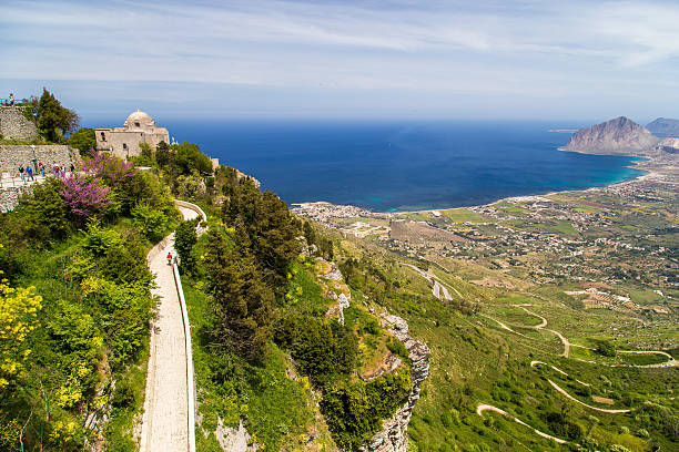 blick auf die kirche von giovanni von erice - erice stock-fotos und bilder