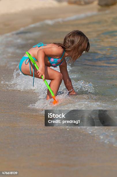 Kind Am Strand Stockfoto und mehr Bilder von Aktivitäten und Sport - Aktivitäten und Sport, Badebekleidung, Ein Mädchen allein