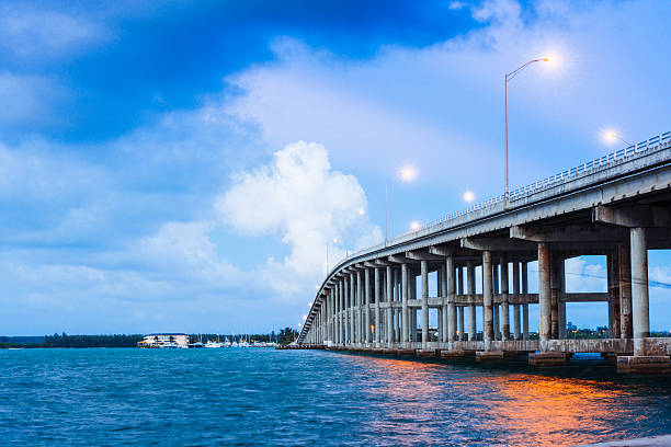 key biscayne w miami most rickenbacker causeway bridge nad wodą - rickenbacker causeway zdjęcia i obrazy z banku zdjęć