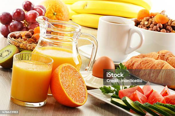 Завтрак Включая Кофе Хлеб Апельсиновый Сок И Фрукты Мюсли — стоковые фотографии и другие картинки Апельсин