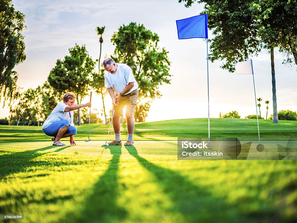 couple senior actif, jouer au golf - Photo de Putting-green libre de droits
