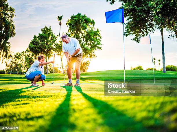 Foto de Casal Sênior Jogando Golfe Ativo e mais fotos de stock de Putting green - Putting green, Casal, Terceira idade