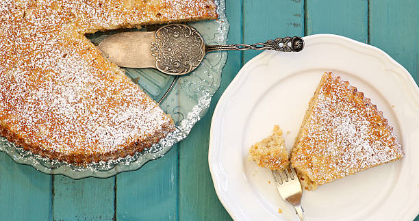 レモン、アーモンドケーキとオーツ麦の粉ターコイズのテーブル ストックフォト