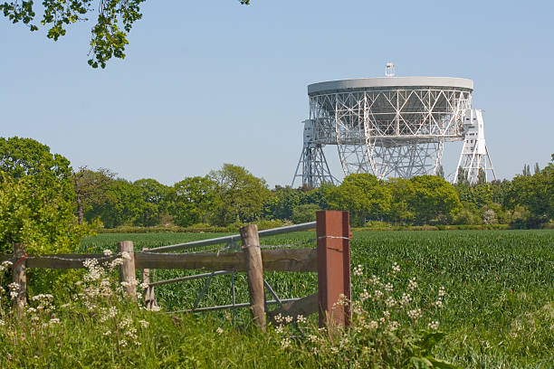 jodrell bank observatorio telescopio radio-lovell - jodrell bank radio telescope dish cheshire astronomy telescope observatory fotografías e imágenes de stock