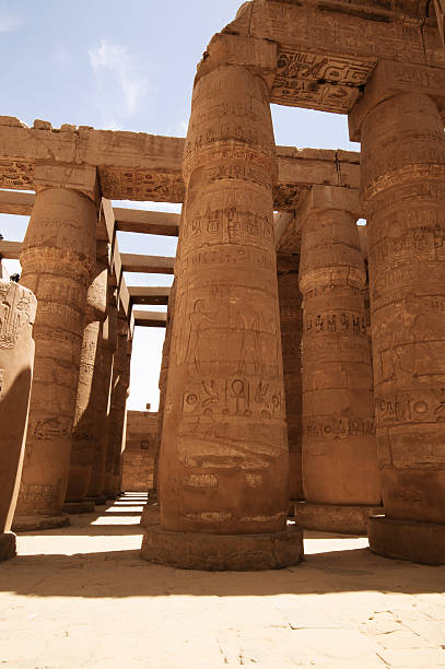 wielki hol kolumnowy świątyni karnak. luxor, egipt. - agatha christie zdjęcia i obrazy z banku zdjęć