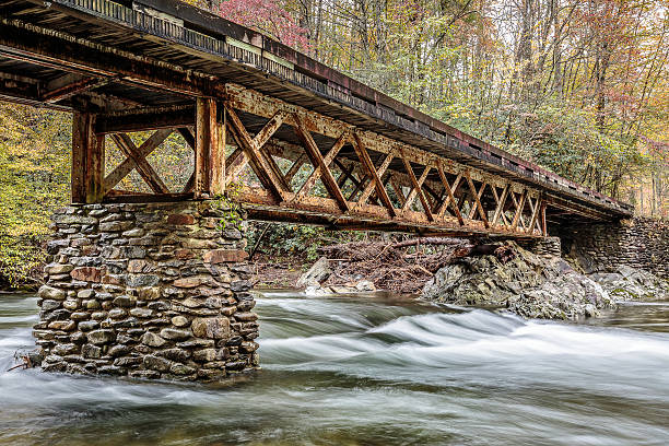 fluxo de parque nacional great smoky mountains sob a ponte - gatlinburg waterfall smoke usa - fotografias e filmes do acervo