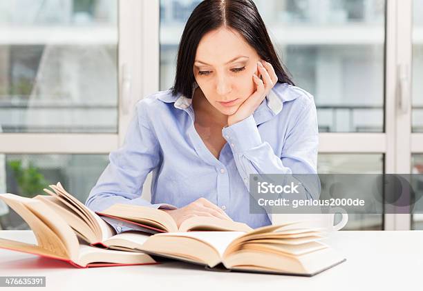 Foto de Aluna Aprendizagem Em Casa Com Vários Livros e mais fotos de stock de Adulto - Adulto, Aprender, Beleza