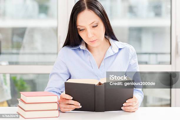 女性の学生学習でご自宅での書籍 - カップのストックフォトや画像を多数ご用意 - カップ, クローズアップ, テーブル