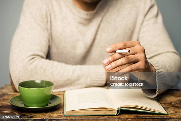 Foto de Homem Está Leitura E Fumantes No Cafe e mais fotos de stock de Alimentação Não-saudável - Alimentação Não-saudável, Asiático e indiano, Beber