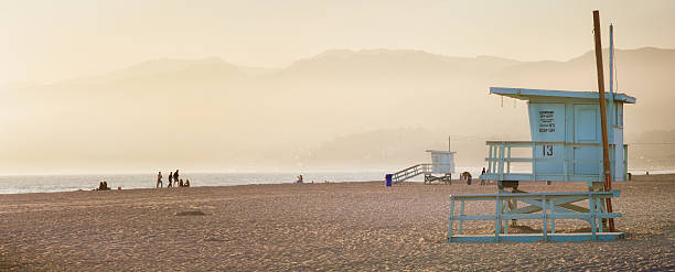 cabine de sauveteur au coucher du soleil sur la plage de santa monica panorama - lifeguard santa monica beach city of los angeles beach photos et images de collection