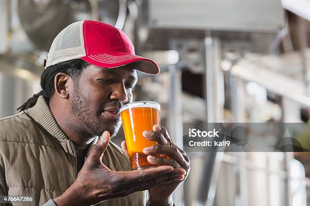 Schwarzer Mann Arbeitet In Einer Kleinen Brauerei Schmecken Bier Stockfoto und mehr Bilder von Bier