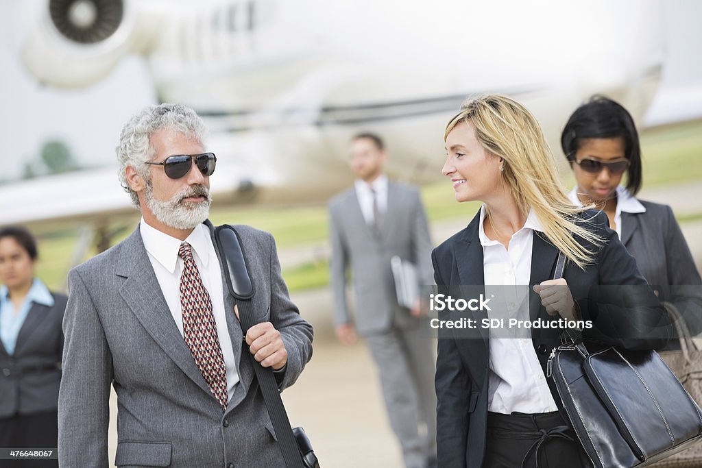 Business executives descendre la société jet privé - Photo de Avion privé d'entreprise libre de droits