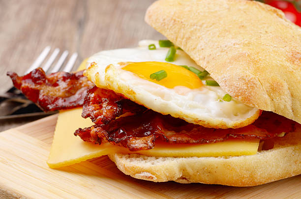 panino uovo fritto - breakfast eggs fried egg sausage foto e immagini stock