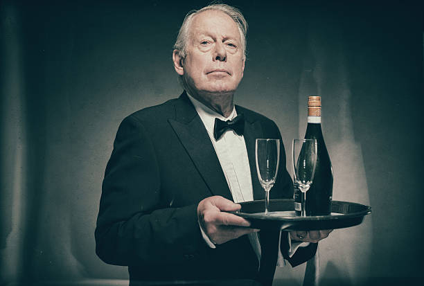 дворецкий носить поднос с шампанским и очки - waiter butler champagne tray стоковые фото и изображения