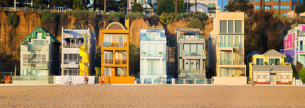 spiaggia di santa monica fila di lusso casa panorama al tramonto - santa monica beach california house foto e immagini stock