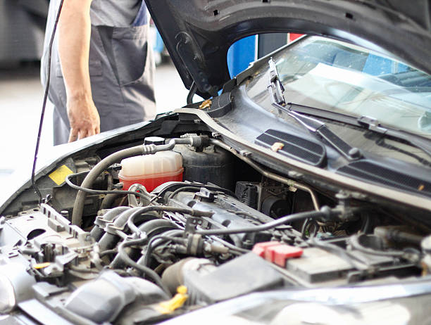 istock Mechanic fixing the cars 476666058