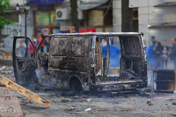 brûlées voiture dans le centre de la ville après troubles - extremism photos et images de collection