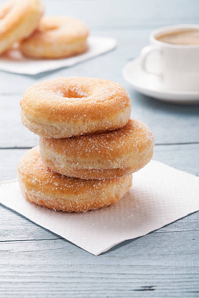 frescos dónute servido com uma xícara de café - candied sugar imagens e fotografias de stock