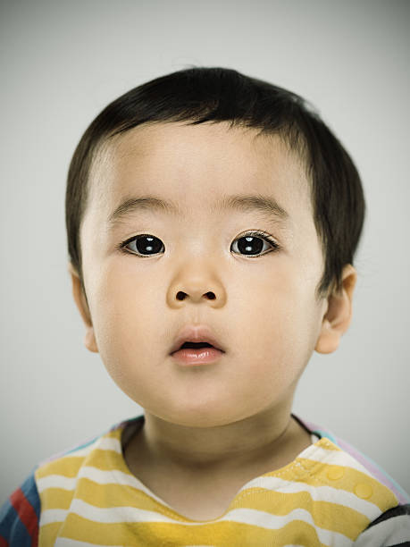 ポートレート、日本の赤ちゃんカメラ目線 - 1歳以上2歳未満 ストックフォトと画像