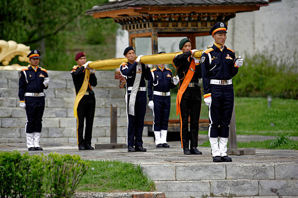 drapeau hisser ceremoney à thimpu palace, bhoutan, avril 2015 - valley type photos et images de collection