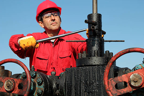 emplois de l'industrie pétrolière et gazière - engineer oil rig oil field manual worker photos et images de collection