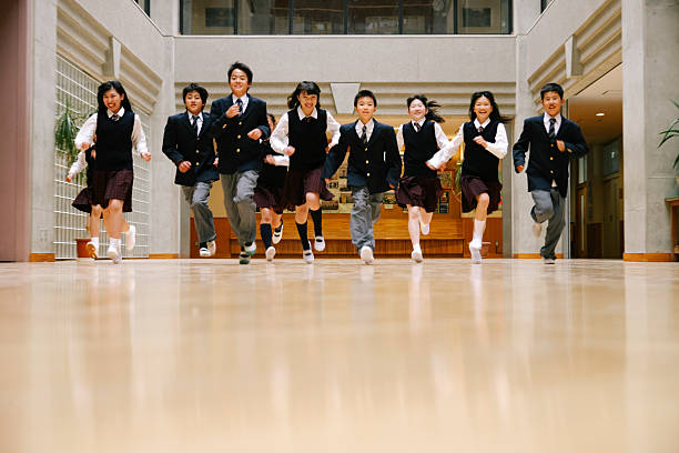 japonês high school crianças, de crianças da escola adolescente execução, câmara - school hall imagens e fotografias de stock
