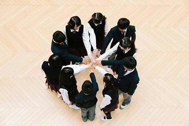 japonês alta adolescente escola crianças, dez crianças, círculo de mãos - circular skirt fotos imagens e fotografias de stock