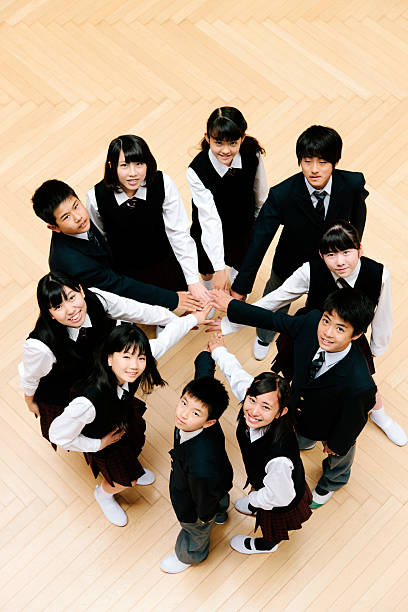 японская школа дети, десятью детьми-подростками, круг руки - circle group of people human hand student стоковые фото и изображения