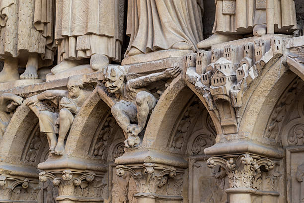gargoyles da catedral de notre dame em paris, frança - church close up paris france gothic style imagens e fotografias de stock