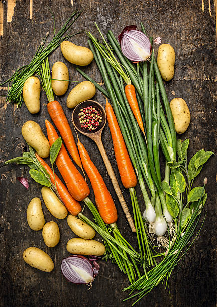 신선한 채소 및 약초 성분 요리 오래된 숟가락 - onion carrot vegetable reflection 뉴스 사진 이미지