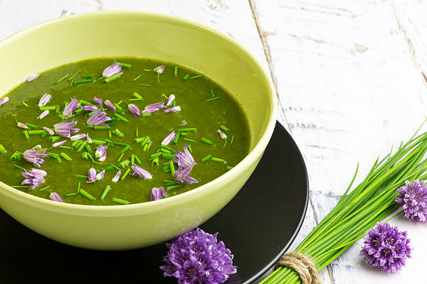 Suíça Acelga e Batata Sopa de creme com flores cortadas Cebolinhos - fotografia de stock