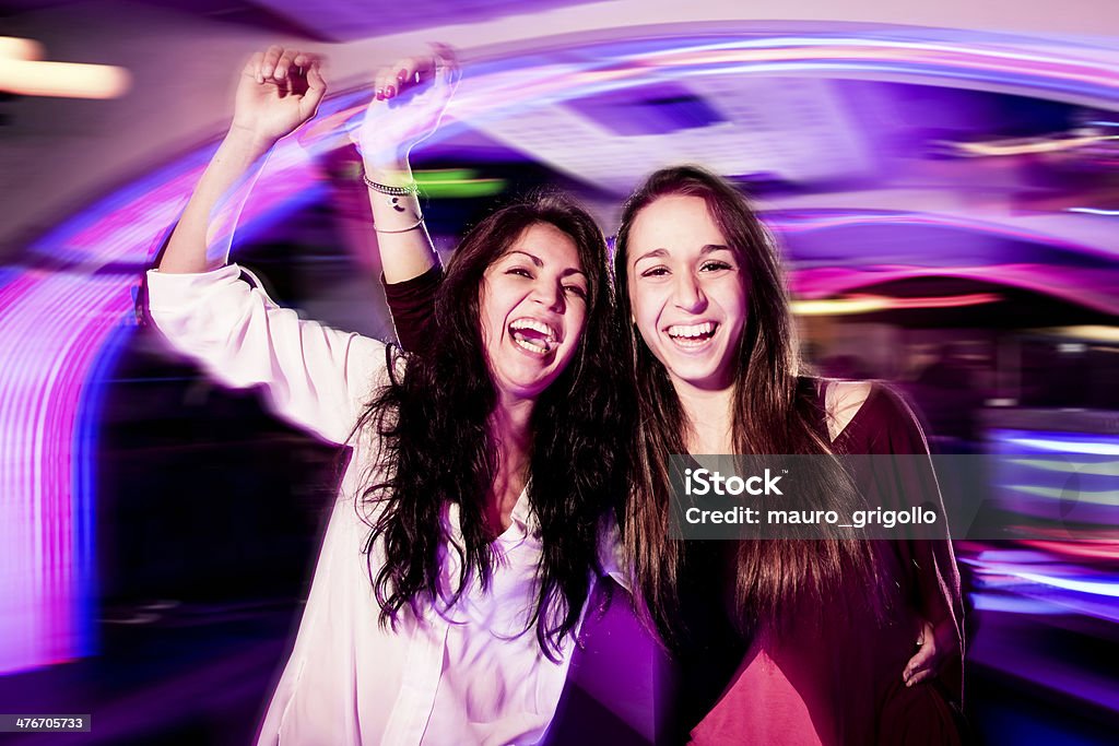 Ragazze giovani ballare nei night club. - Foto stock royalty-free di 18-19 anni