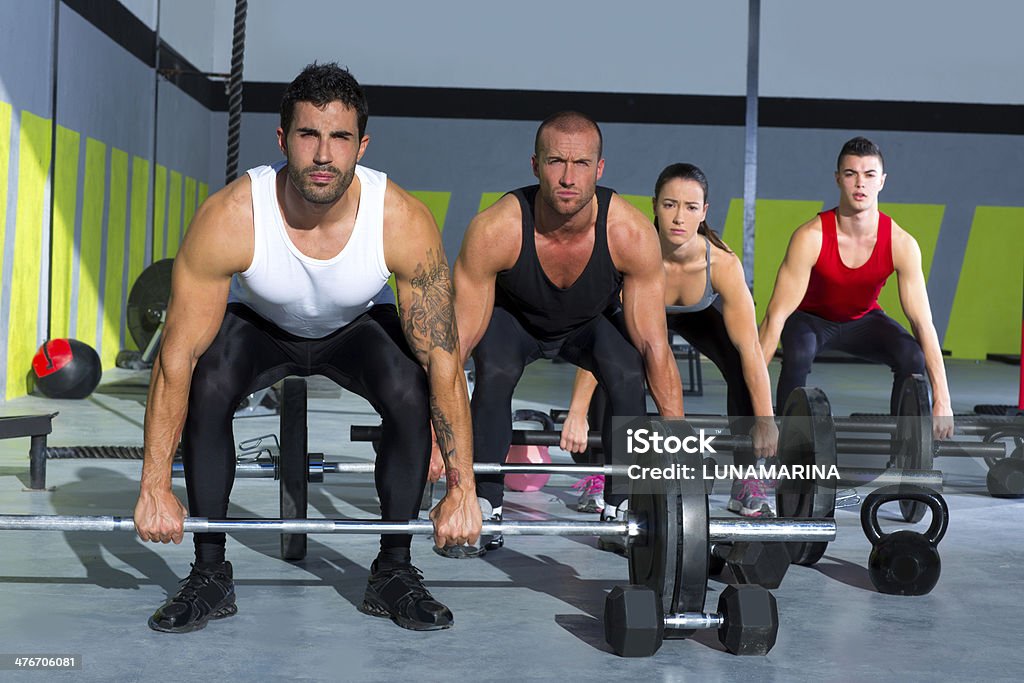 Grupo de levantamiento de gimnasio con pesas barra crossfit entrenamiento - Foto de stock de 20 a 29 años libre de derechos