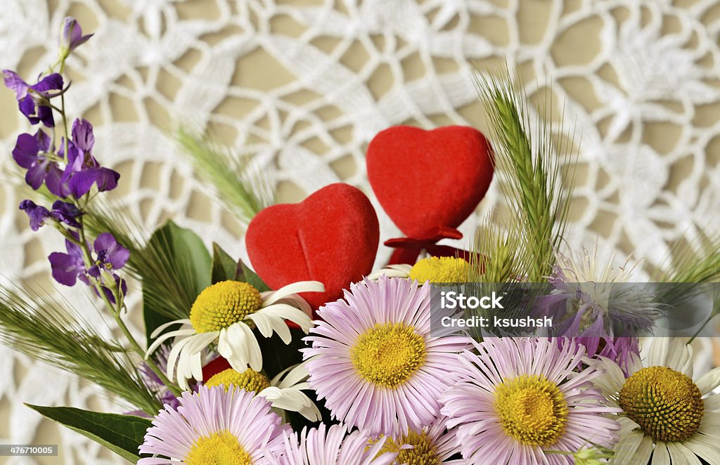 Bouquet com chamomiles e dois corações - Royalty-free Amor Foto de stock